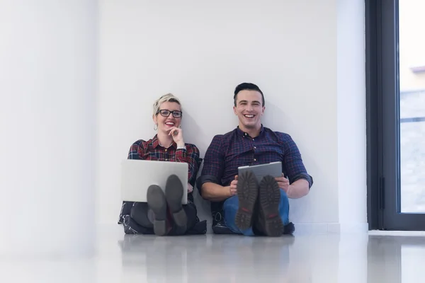 Negócio de inicialização, casal trabalhando no computador portátil no escritório — Fotografia de Stock