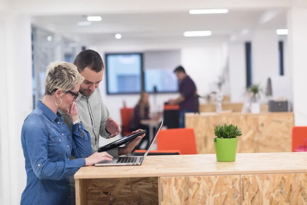 Équipe d'affaires de démarrage sur la réunion au bureau moderne — Photo