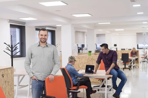 Start-up-Unternehmen, Geschäftsmann-Porträt im modernen Büro — Stockfoto