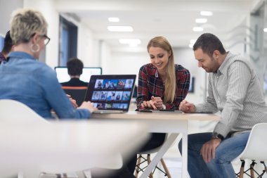 başlangıç iş takım modern ofis toplantıda üzerinde