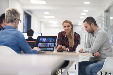 başlangıç iş takım modern ofis toplantıda üzerinde
