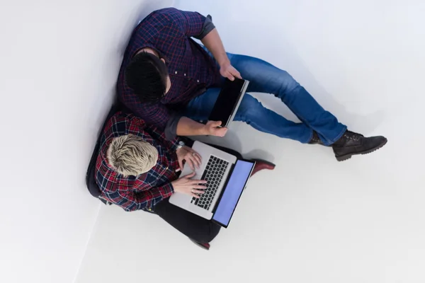 Vista superior do casal que trabalha no computador portátil no escritório de inicialização — Fotografia de Stock