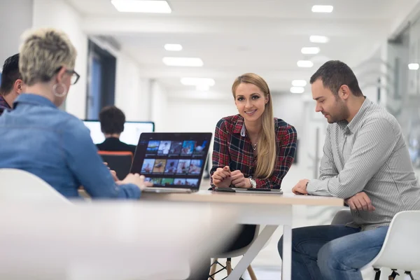 Equipo de negocios de inicio en la reunión en la oficina moderna —  Fotos de Stock