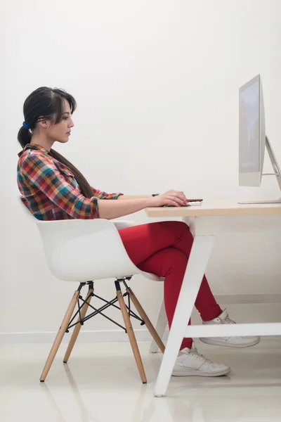 Démarrage d'entreprise, femme travaillant sur ordinateur de bureau — Photo