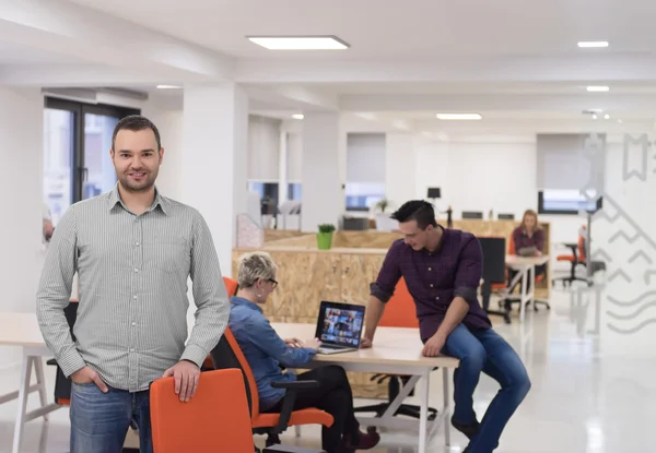 Start-up, portrait d'homme d'affaires au bureau moderne — Photo