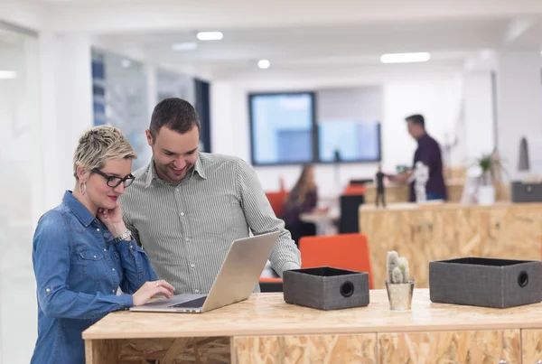 Equipo de negocios de inicio en la reunión en la oficina moderna — Foto de Stock