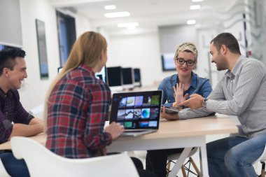 başlangıç iş takım modern ofis toplantıda üzerinde