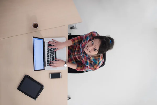 Κάτοψη των ΝΕΩΝ ΕΠΙΧΕΙΡΗΜΑΤΙΩΝ γυναίκα που εργάζεται σε φορητό υπολογιστή — Φωτογραφία Αρχείου