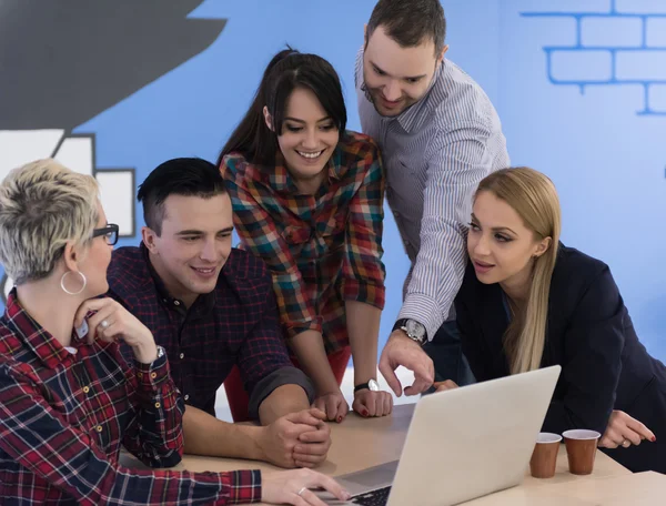 Startup üzleti csapat a modern irodában ülés — Stock Fotó