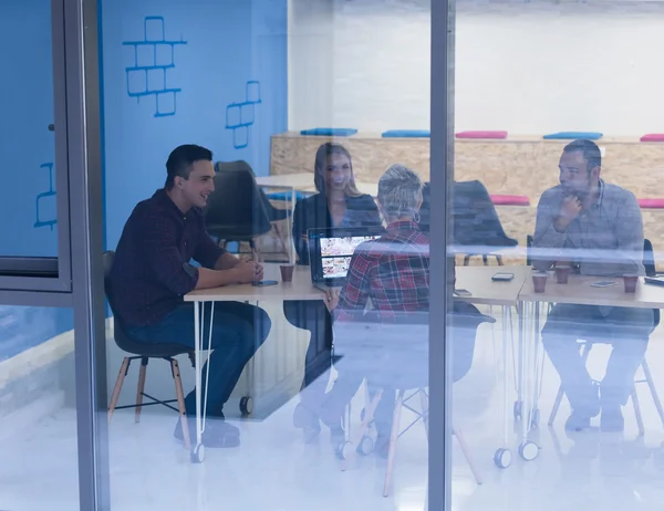 Equipo de negocios de inicio en la reunión en la oficina moderna — Foto de Stock