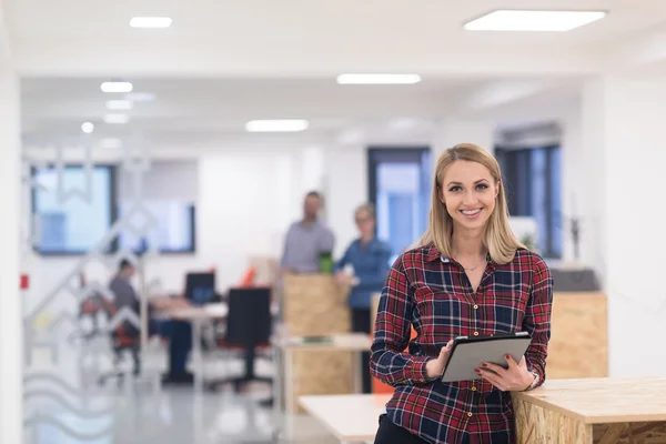 Portrait de jeune femme d'affaires au bureau — Photo