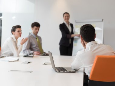 Grup genç iş adamları toplantı modern başlangıçta