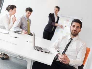 ofiste genç modern Arap iş adamı portresi