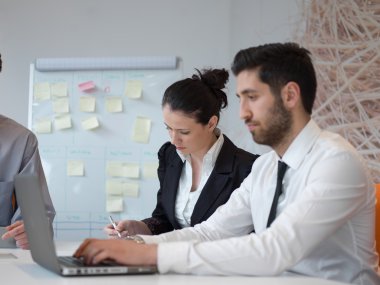 ofiste genç modern Arap iş adamı portresi