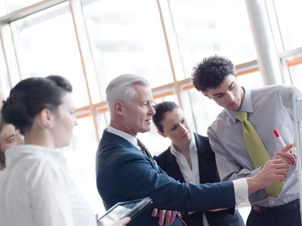 Unternehmensführer macht Präsentation und Brainstorming — Stockfoto