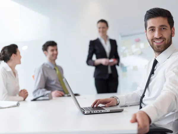 Porträt eines jungen modernen arabischen Geschäftsmannes im Büro — Stockfoto