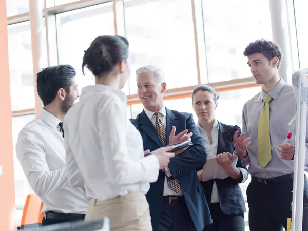 Uomini d'affari di gruppo brainstorming — Foto Stock