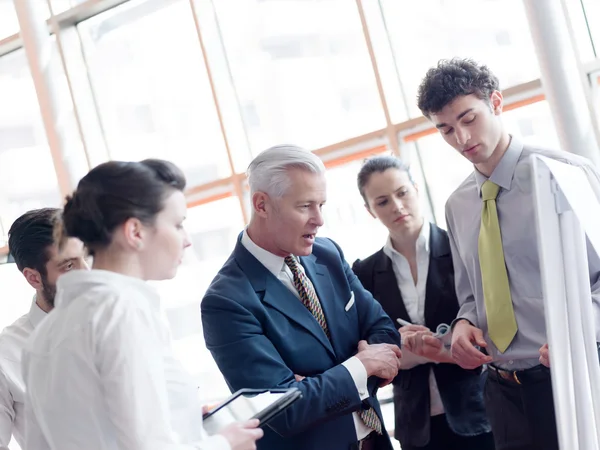 Unternehmensführer macht Präsentation und Brainstorming — Stockfoto