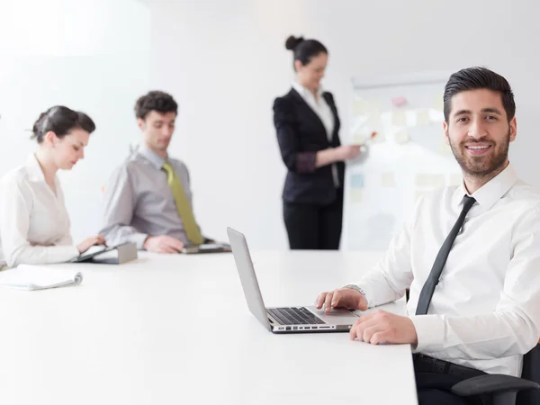 Portret van jonge moderne Arabische business man op kantoor — Stockfoto