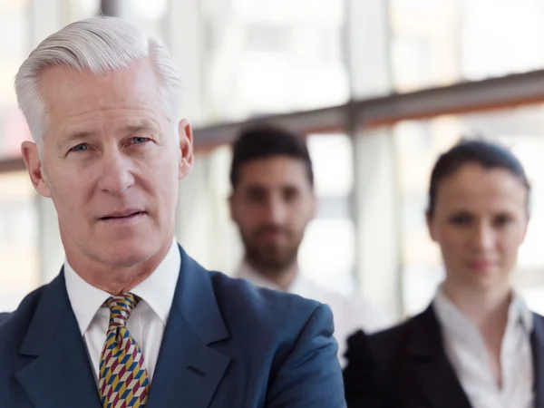 Portrait de l'homme d'affaires senior en tant que leader avec le personnel — Photo