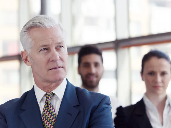 Retrato de empresário sênior como líder com pessoal — Fotografia de Stock