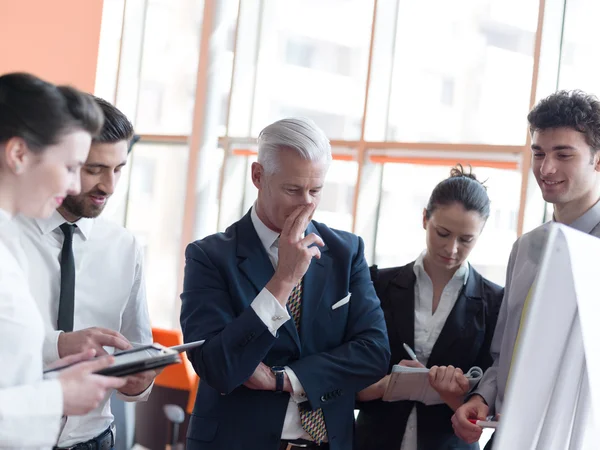 Grupo de empresários brainstorming — Fotografia de Stock