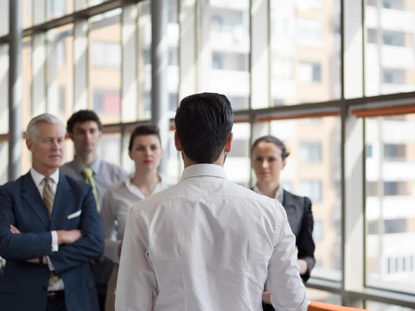 Bedrijfsleider maken van presentatie en brainstormen — Stockfoto