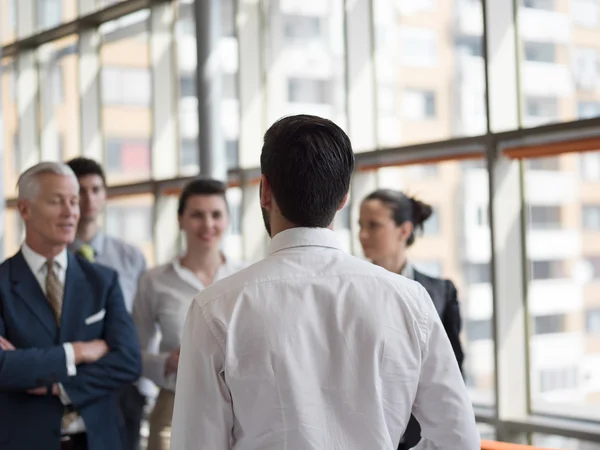 Líder de negócios fazendo apresentação e brainstorming — Fotografia de Stock