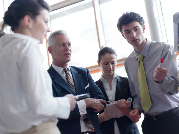 Brainstorming für Geschäftsleute — Stockfoto