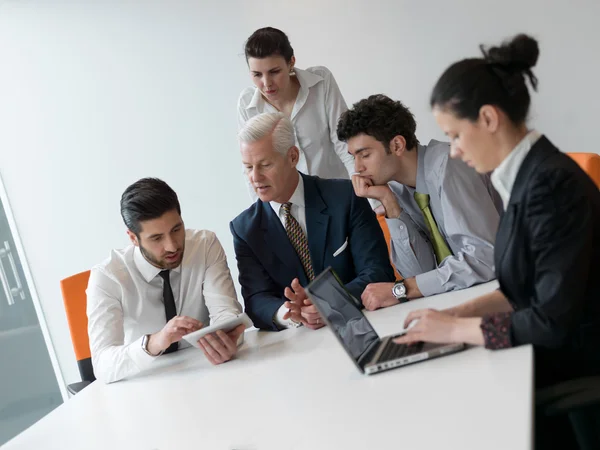Företagsgrupp på möte på modernt startkontor — Stockfoto