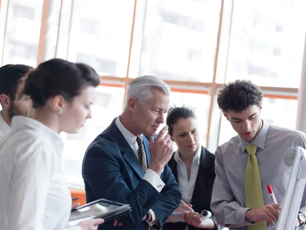 Grupo de empresários brainstorming — Fotografia de Stock