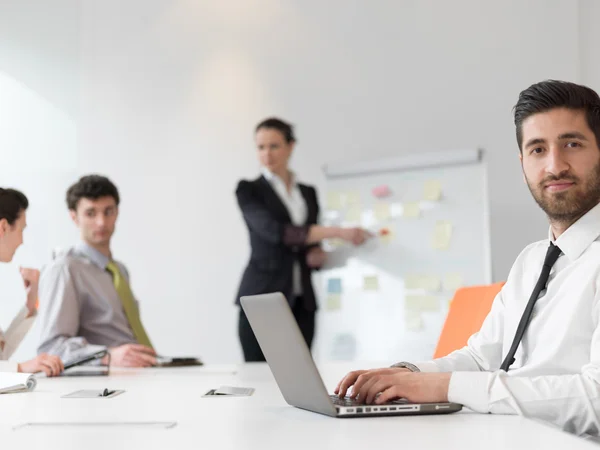 Porträt eines jungen modernen arabischen Geschäftsmannes im Büro — Stockfoto