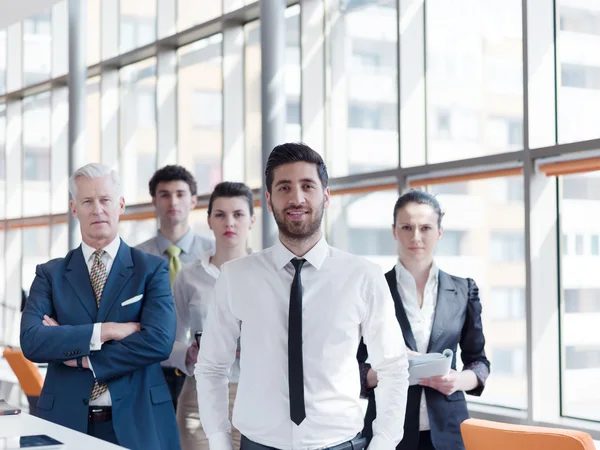 Ritratto del gruppo di uomini d'affari presso l'ufficio moderno — Foto Stock