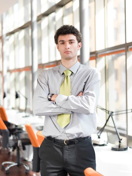 Portret młodego biznesmena w nowoczesnym biurze — Zdjęcie stockowe