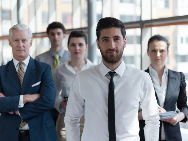 Портрет групи бізнесменів в сучасному офісі — стокове фото