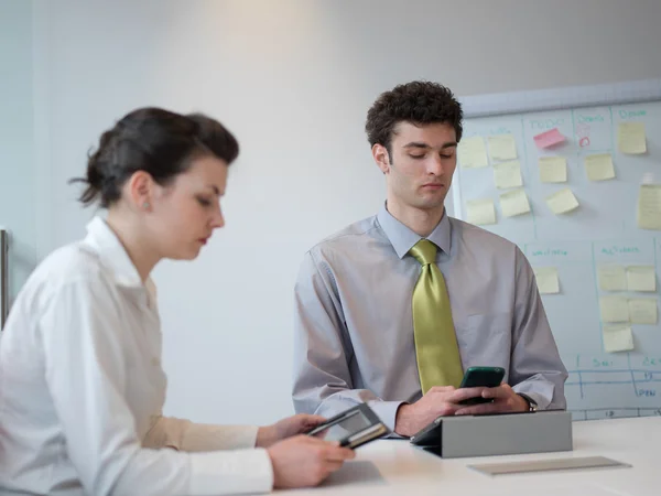 Gruppe junger Geschäftsleute trifft sich bei modernem Start-up — Stockfoto