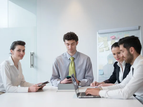 Gruppe junger Geschäftsleute trifft sich bei modernem Start-up — Stockfoto