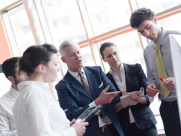 Grupo de empresários brainstorming — Fotografia de Stock