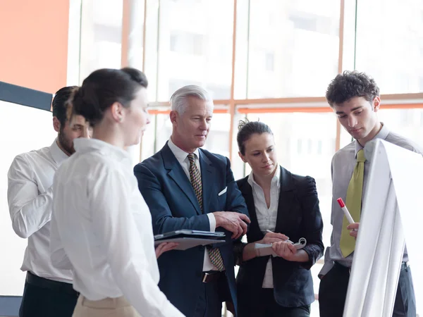 Unternehmensführer macht Präsentation und Brainstorming — Stockfoto