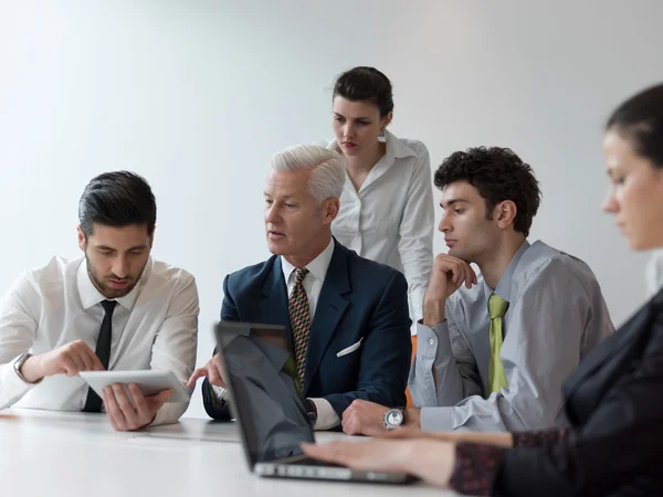 Geschäftsleute Treffen Sich Modernem Startup Büro Seniorchef Blickt Auf Tablet — Stockfoto