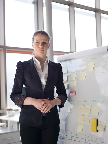 Retrato de la joven mujer de negocios en la oficina moderna —  Fotos de Stock