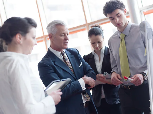 Grupo de empresários brainstorming — Fotografia de Stock