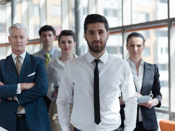 Porträtt av människor affärsgrupp på moderna kontor — Stockfoto