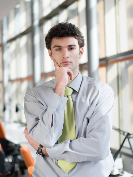 Porträt eines jungen Geschäftsmannes im modernen Büro — Stockfoto