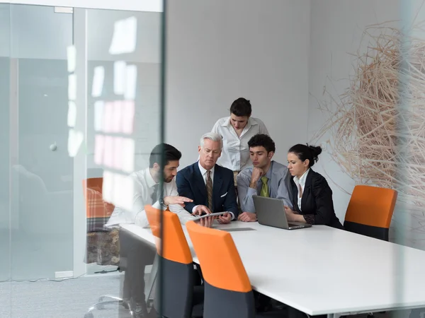 Grupo de gente de negocios en la reunión en la moderna oficina de inicio — Foto de Stock