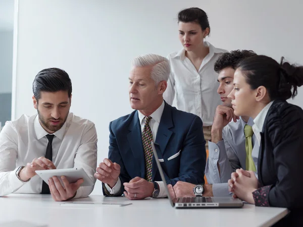 Gruppo di uomini d'affari in riunione presso il moderno ufficio startup — Foto Stock