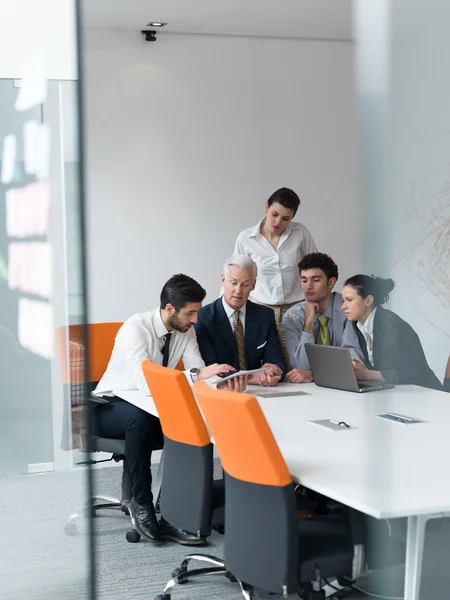 Grupo de gente de negocios en la reunión en la moderna oficina de inicio — Foto de Stock