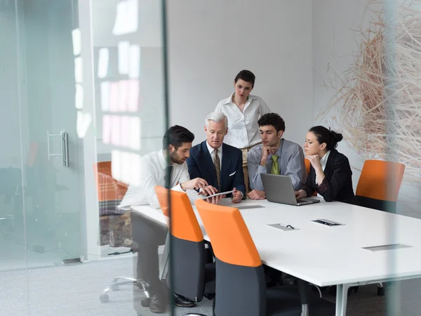 Företagsgrupp på möte på modernt startkontor — Stockfoto