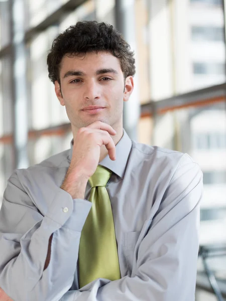 Porträt eines jungen Geschäftsmannes im modernen Büro — Stockfoto