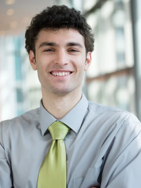 Porträt eines jungen Geschäftsmannes im modernen Büro — Stockfoto